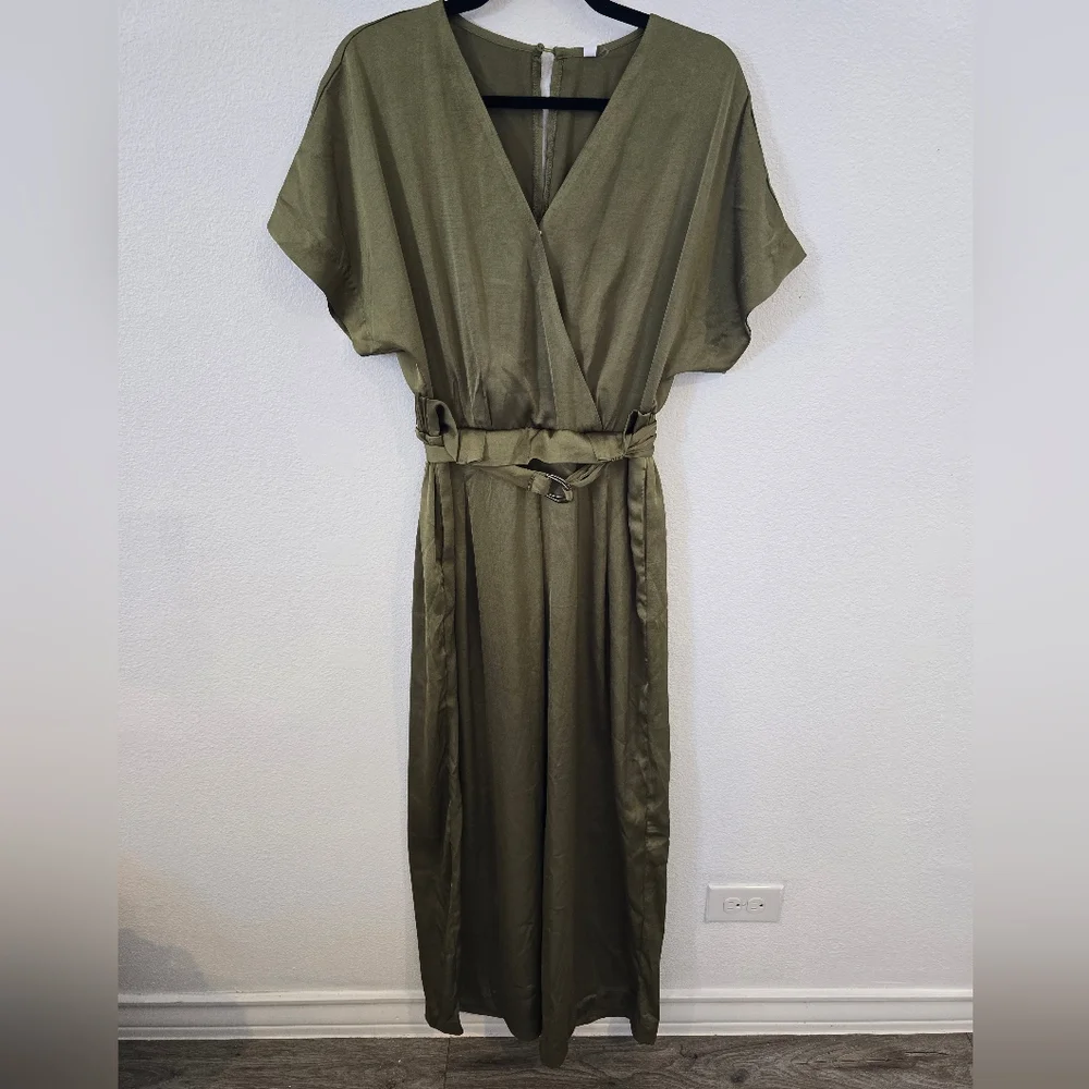 Glam NWT Satin Green Jumpsuit Fall, Holiday, Family Photos Size Medium - Picture 5 of 11
